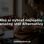 Žena si v kuchyni doma starostlivo prezerá moriaka, aby bolo všetko pripravené na Vianoce.